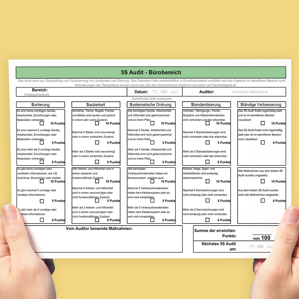 Eine Person hält ein 5S Audit für den Bürobereich in den Händen.